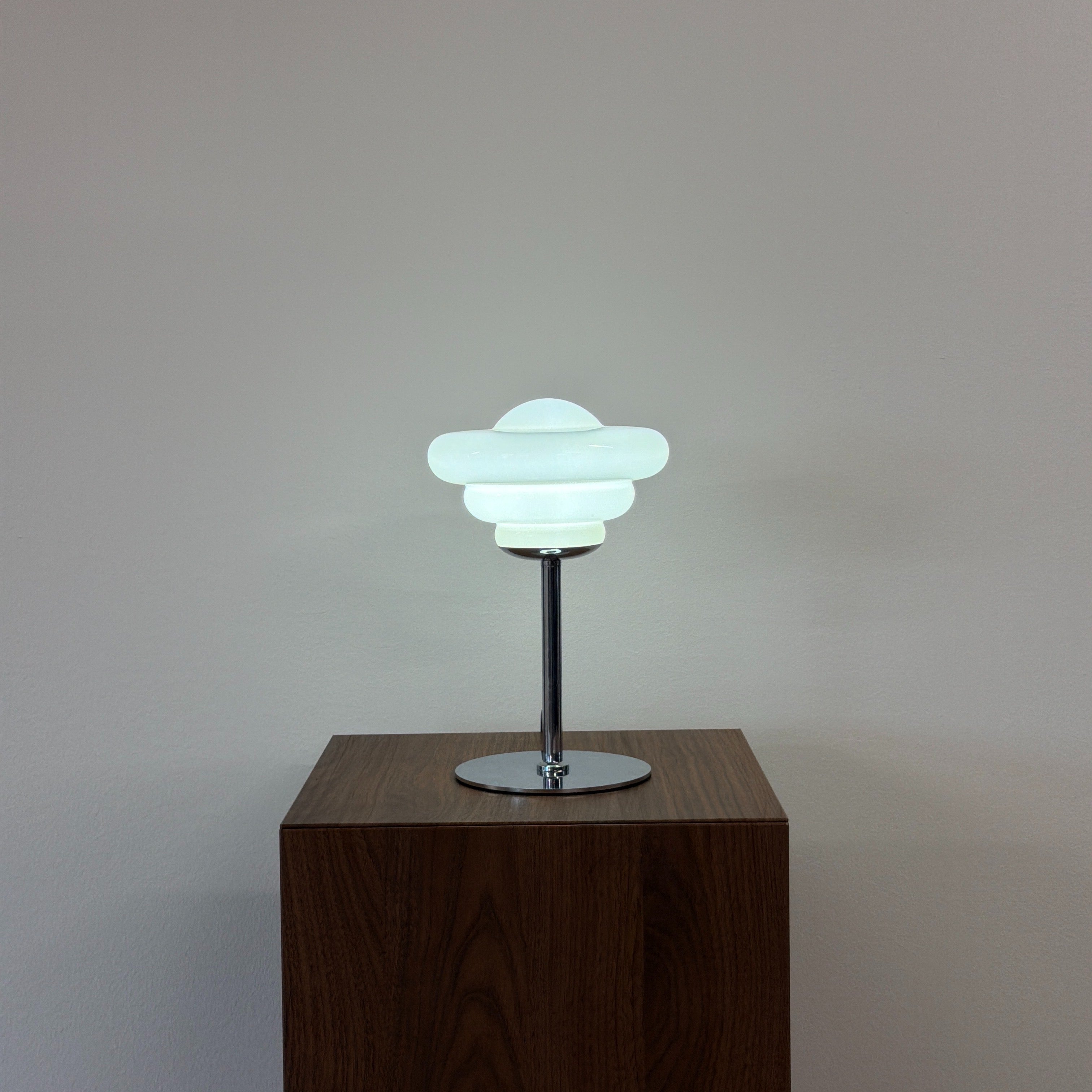 UFO bordslampa Gul – Bauhaus opalglas & krom