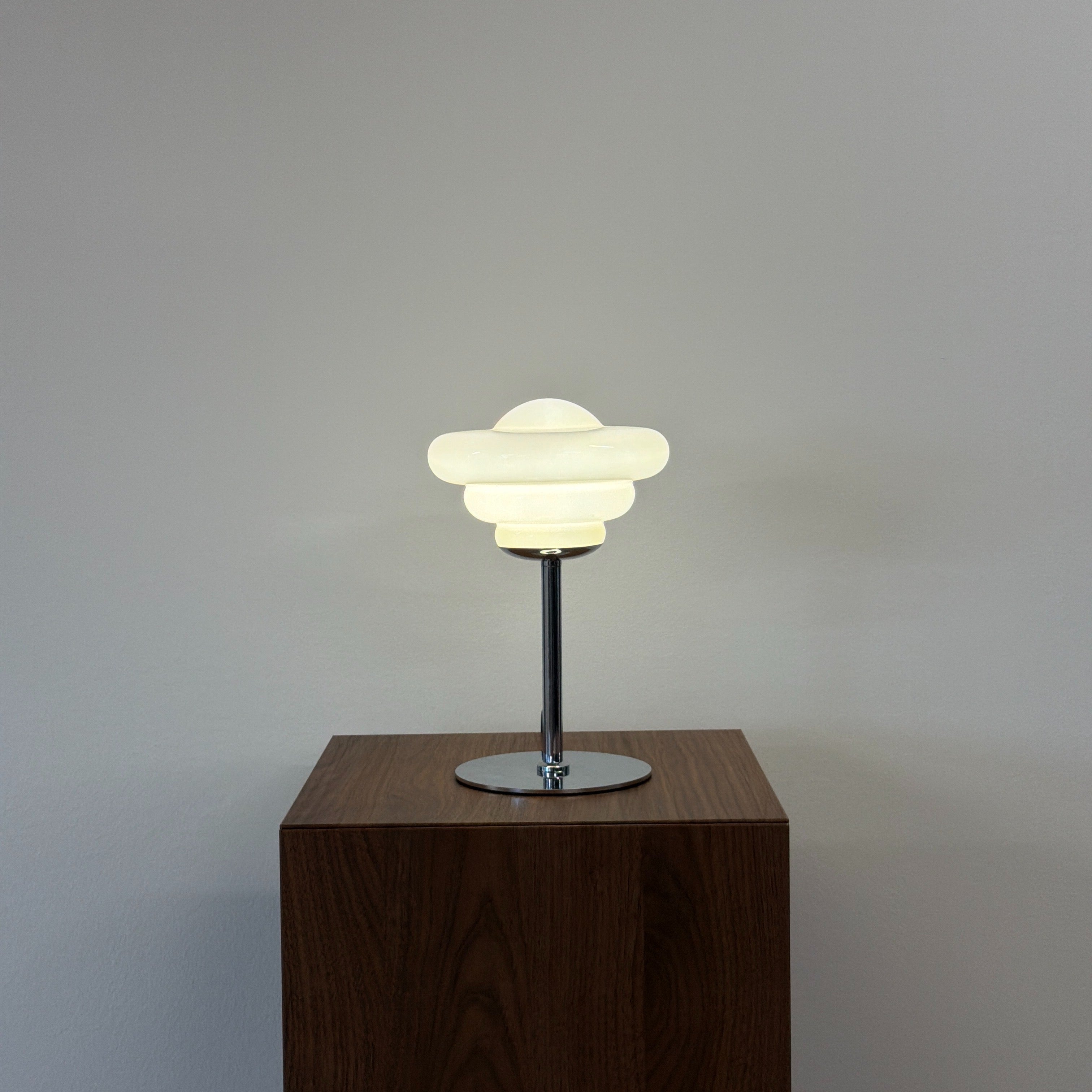 UFO bordslampa Gul – Bauhaus opalglas & krom