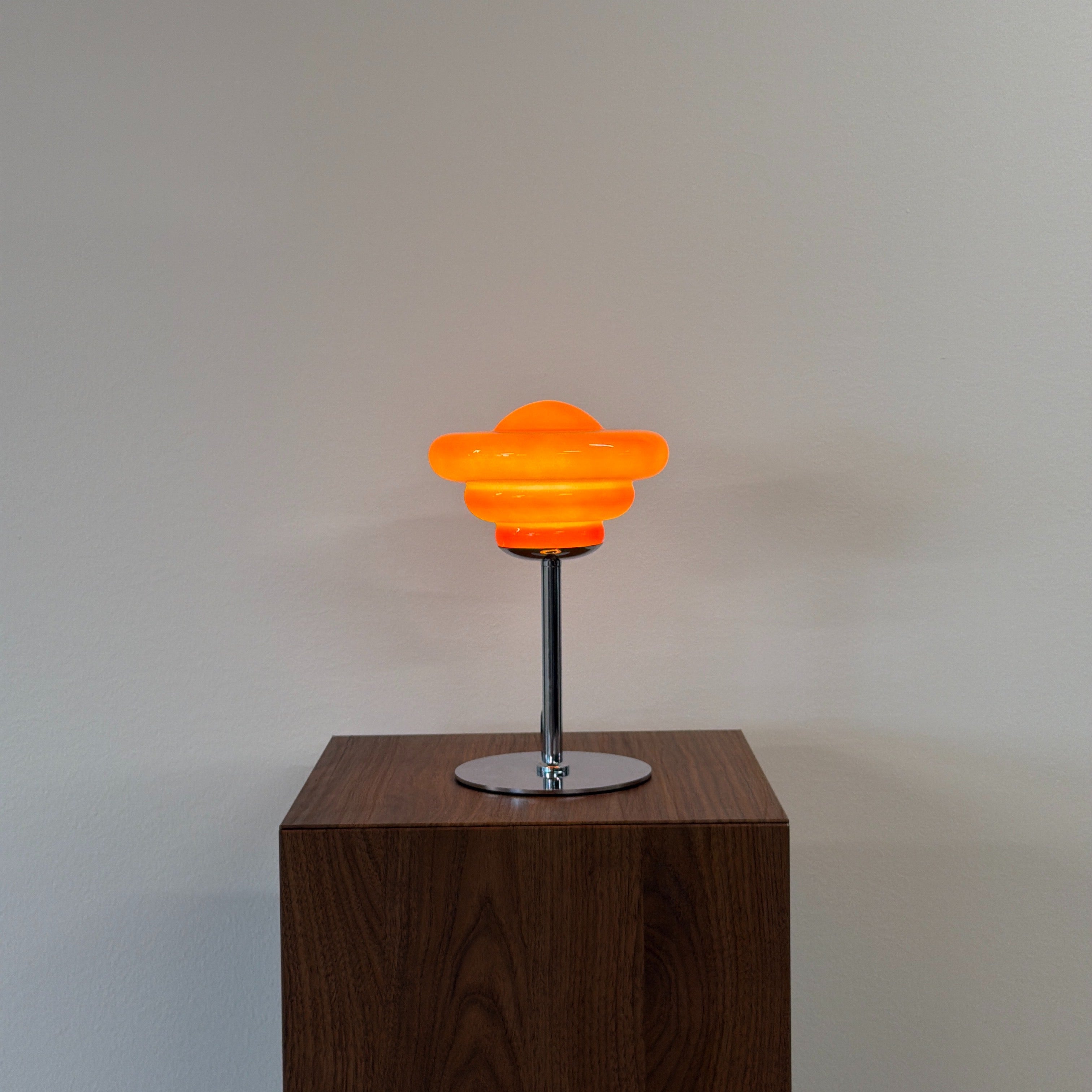 UFO bordslampa Röd – Bauhaus opalglas & krom