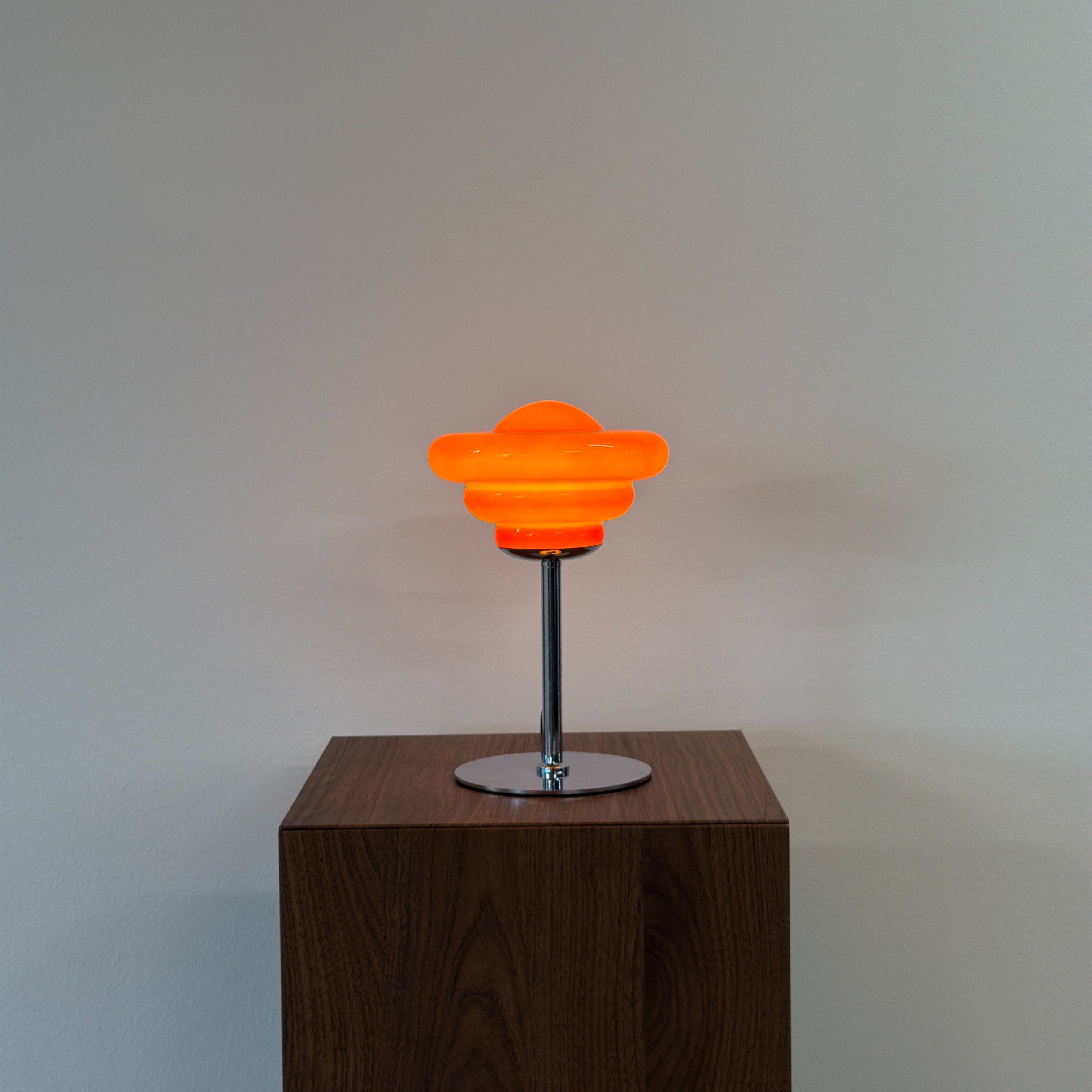 UFO bordslampa Röd – Bauhaus opalglas & krom
