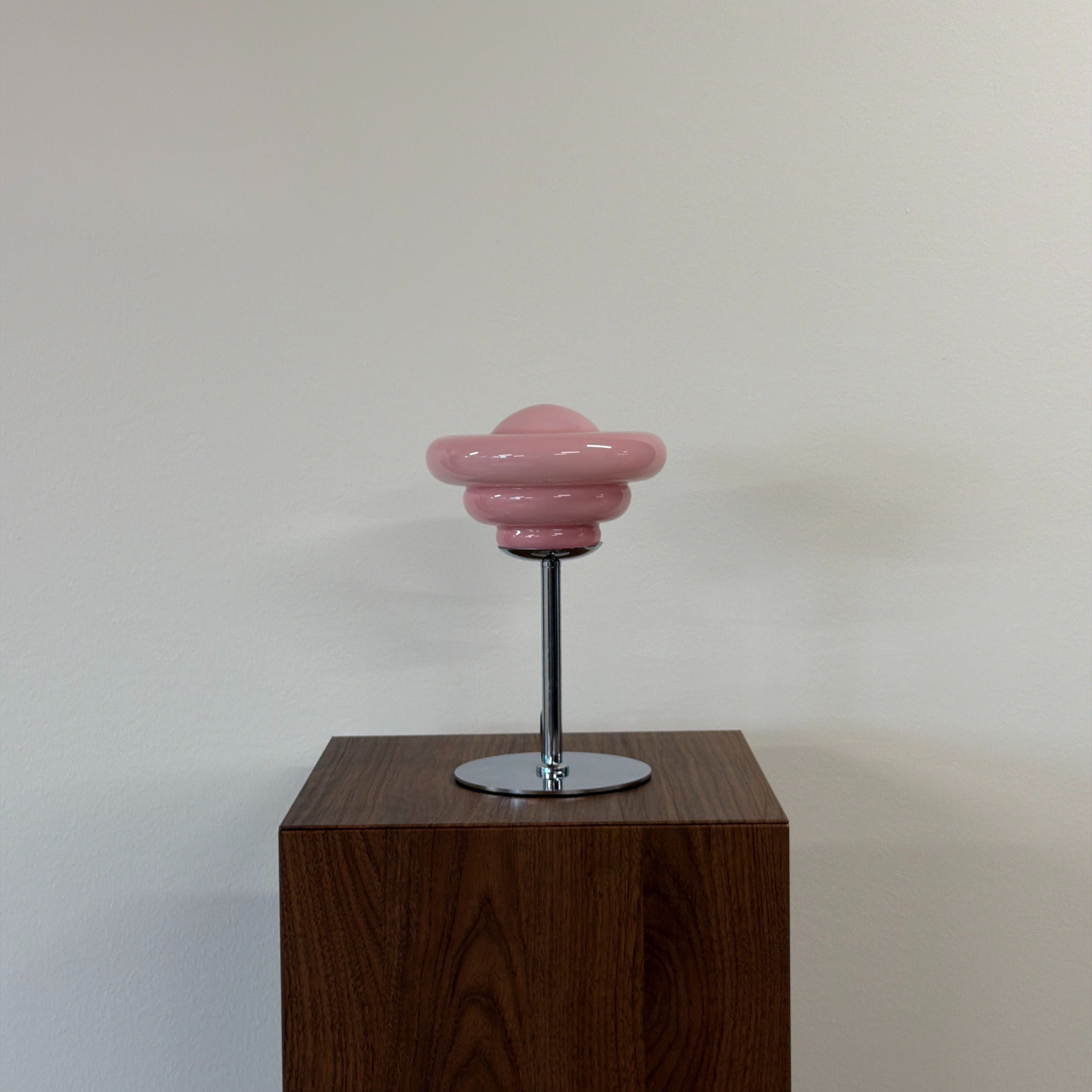 UFO bordslampa Rosa – Bauhaus opalglas & krom