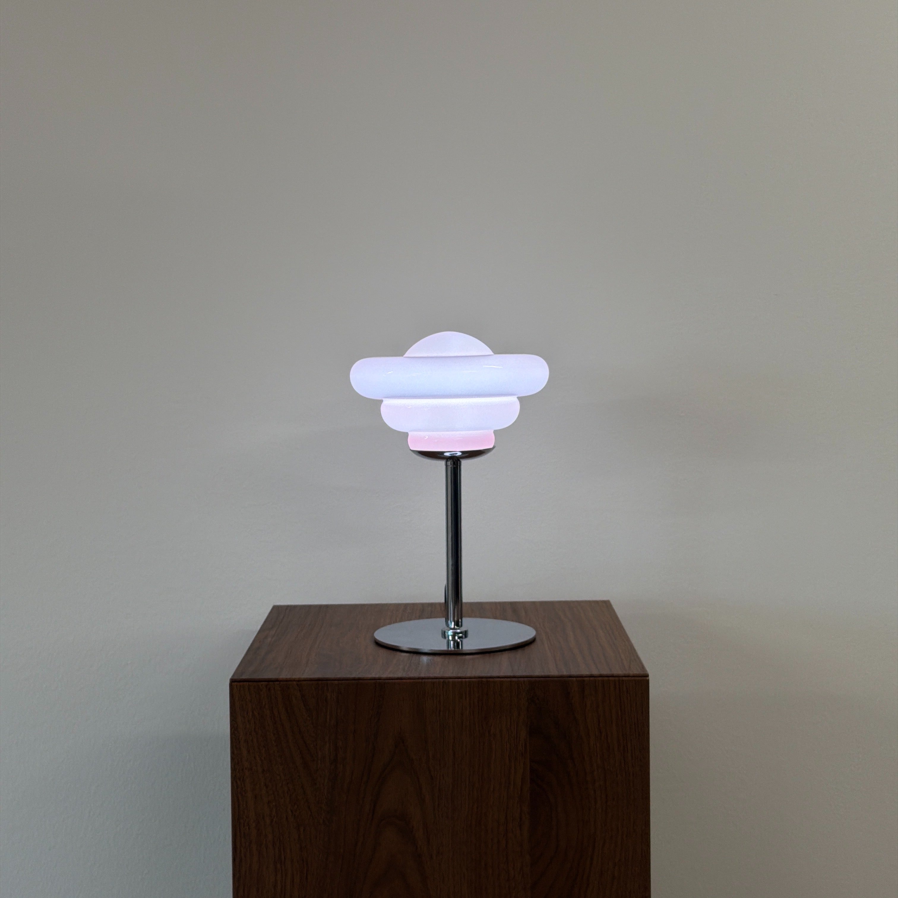 UFO bordslampa Rosa – Bauhaus opalglas & krom