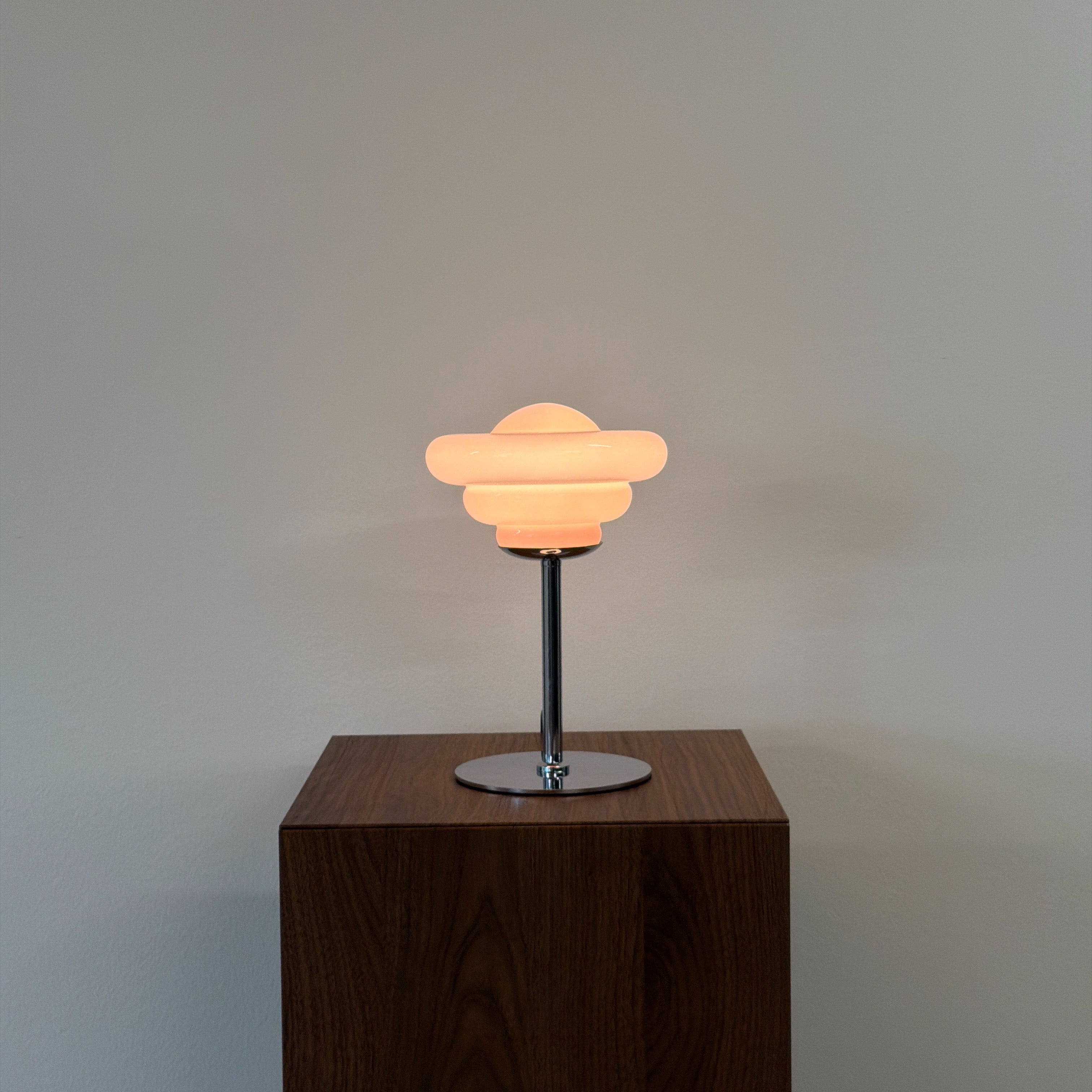 UFO bordslampa Rosa – Bauhaus opalglas & krom