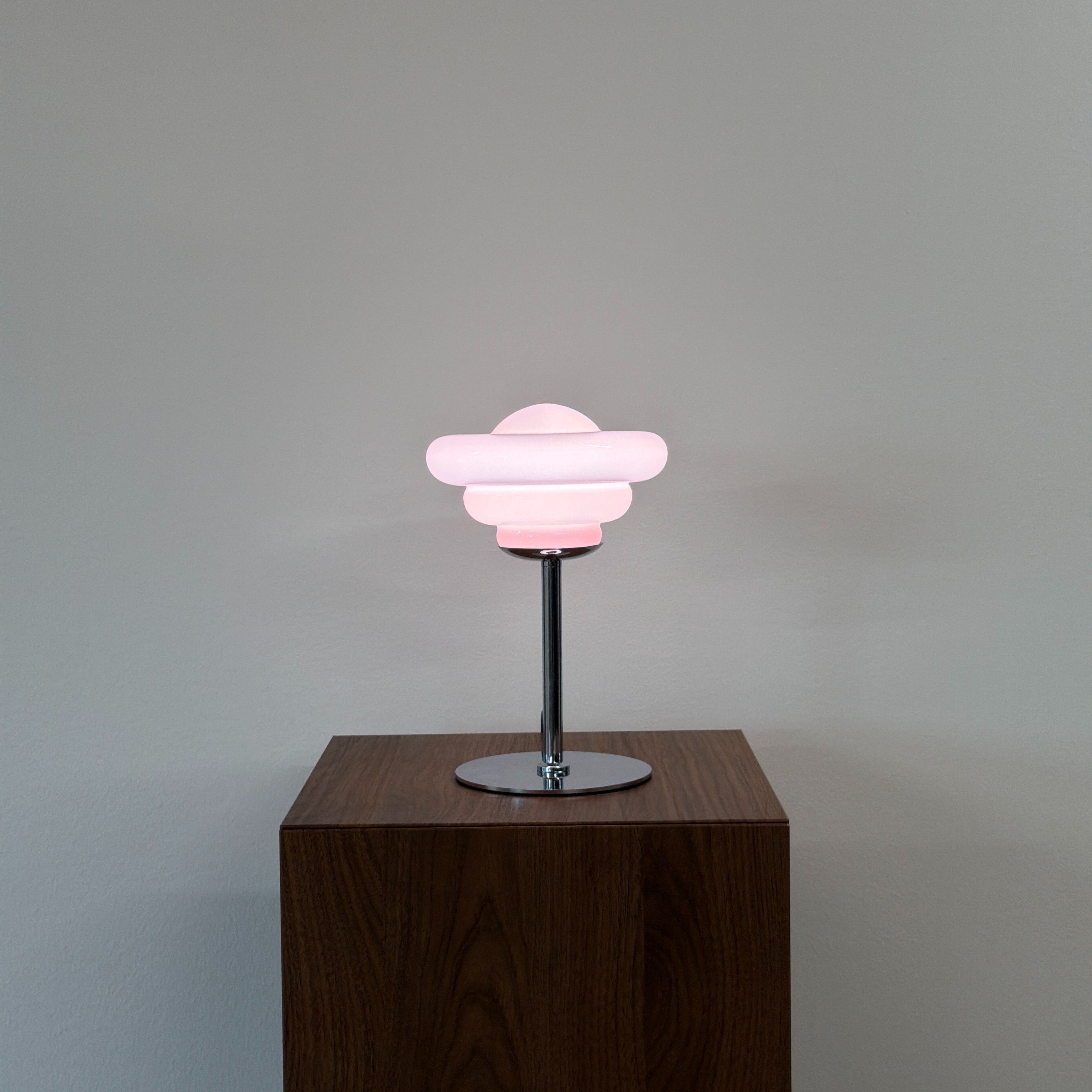 UFO bordslampa Rosa – Bauhaus opalglas & krom