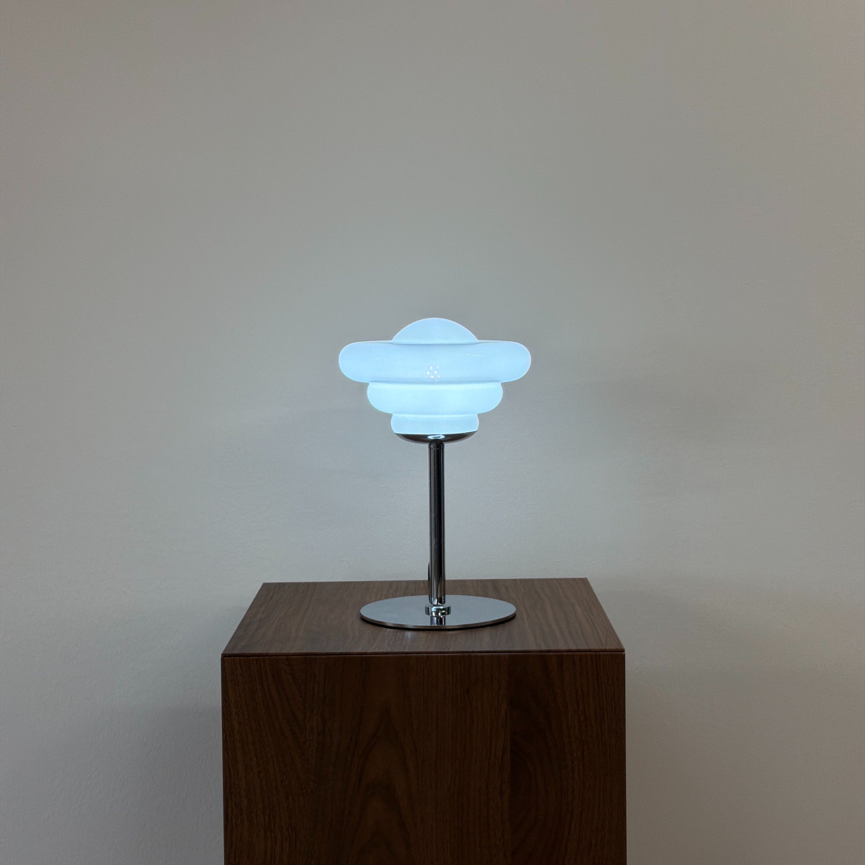 UFO bordslampa Vit – Bauhaus opalglas & krom