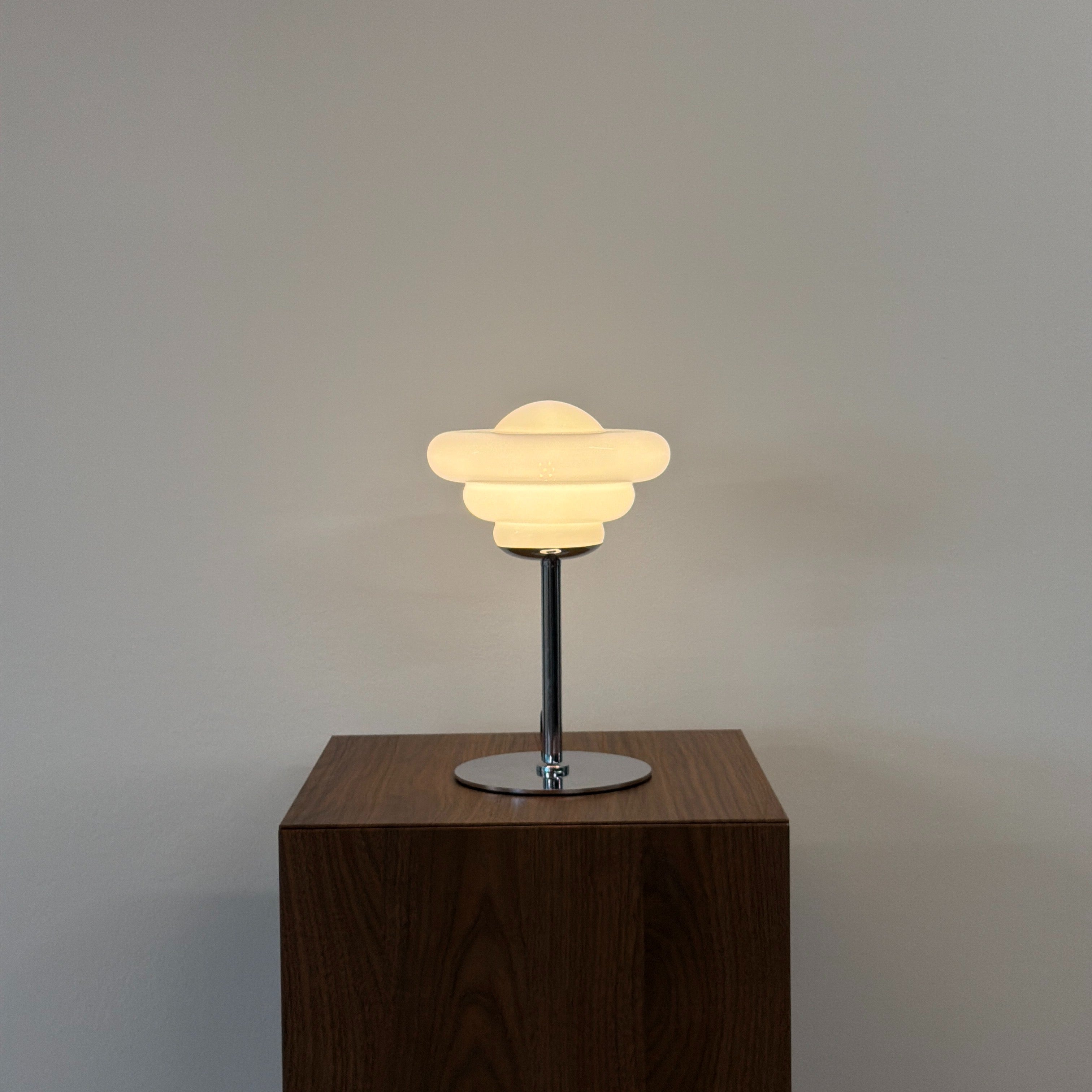 UFO bordslampa Vit – Bauhaus opalglas & krom