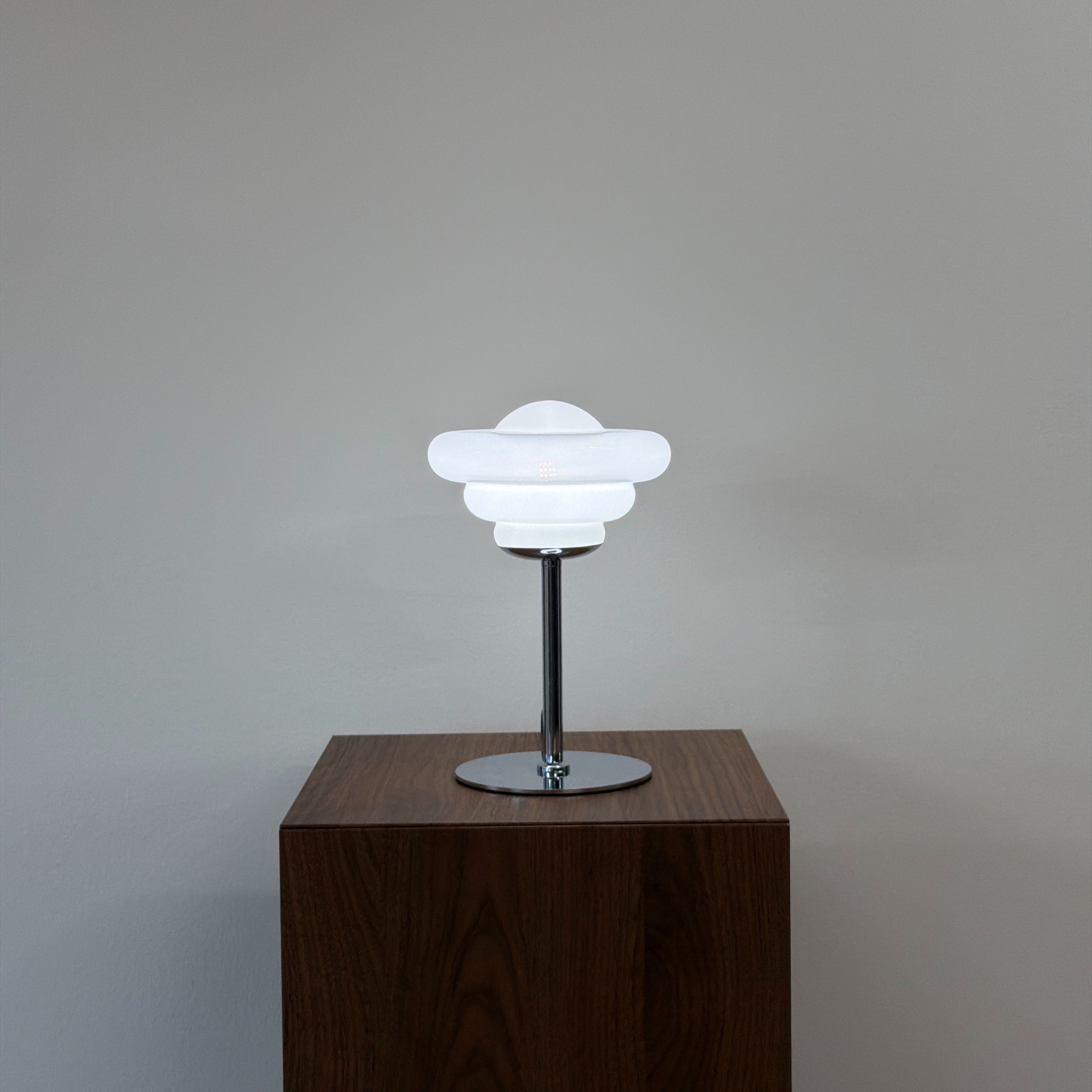 UFO bordslampa Vit – Bauhaus opalglas & krom