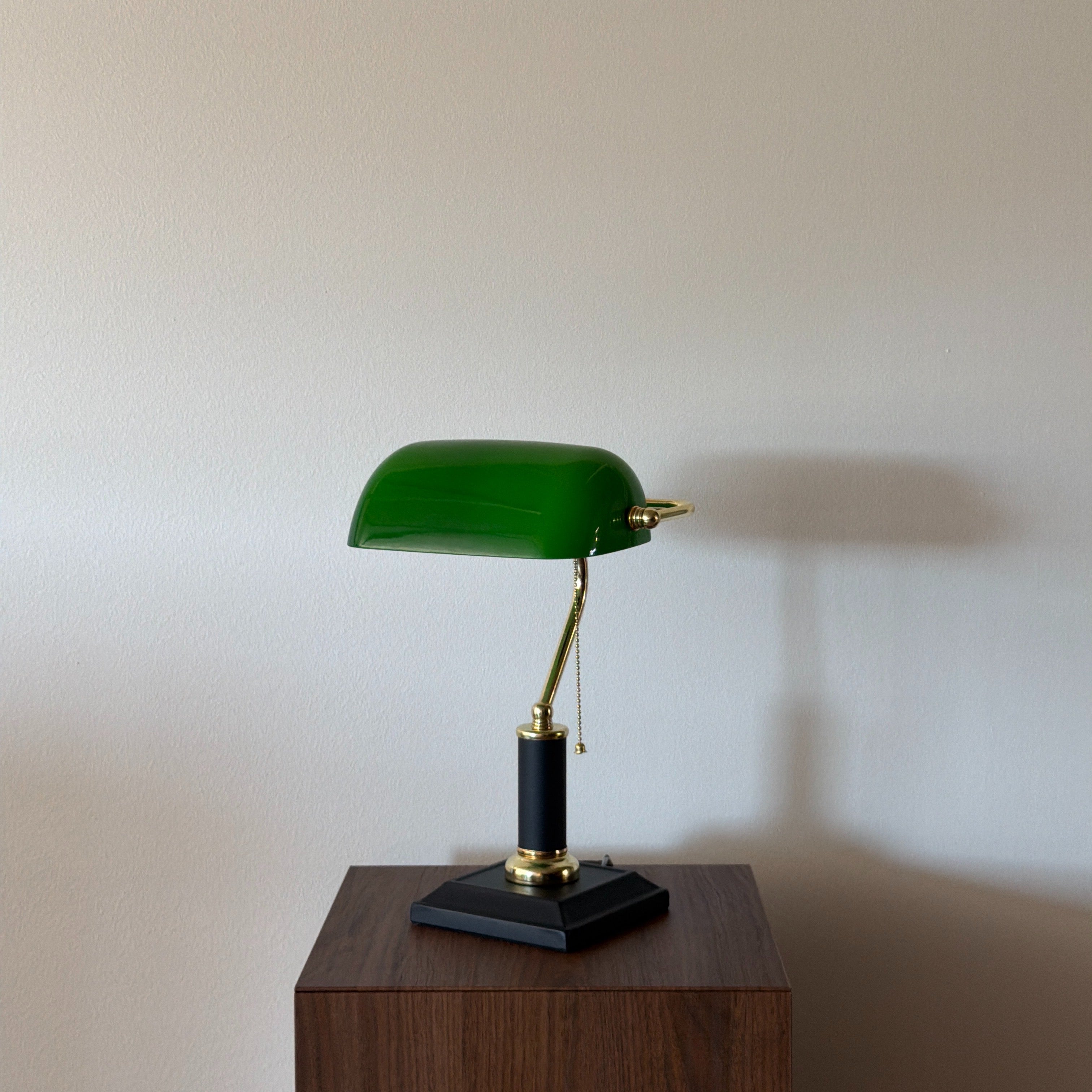 banklampa ESTATE Grön – Bibliotekslampa i glas & mässing