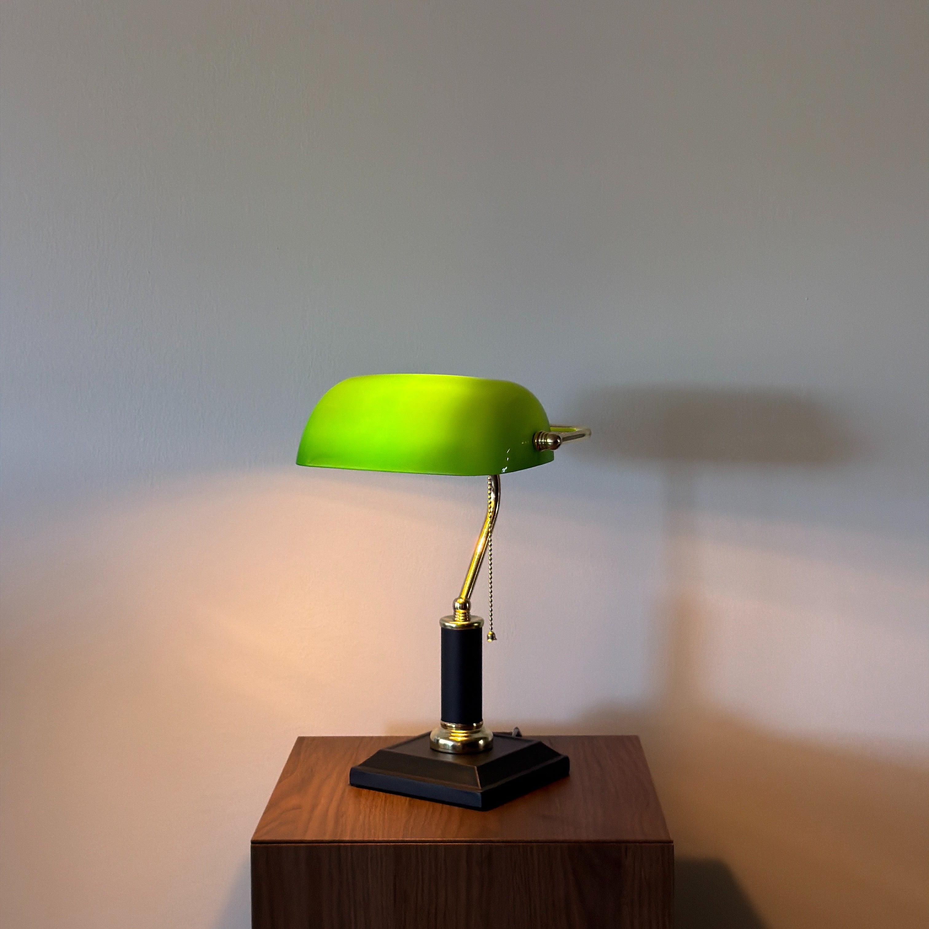 banklampa ESTATE Grön – Bibliotekslampa i glas & mässing