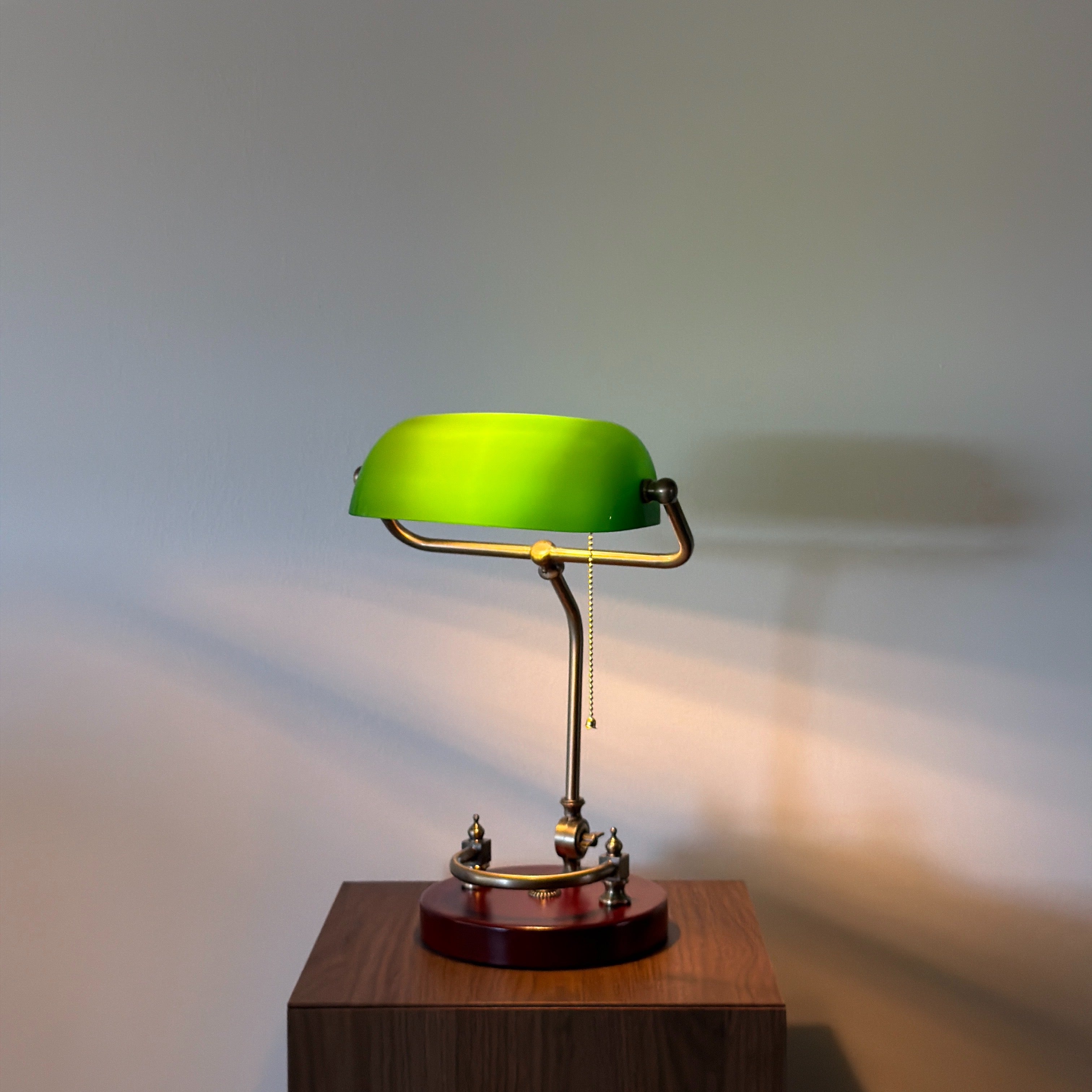 banklampa PRESTIGE Grön – Bibliotekslampa i glas & mässing