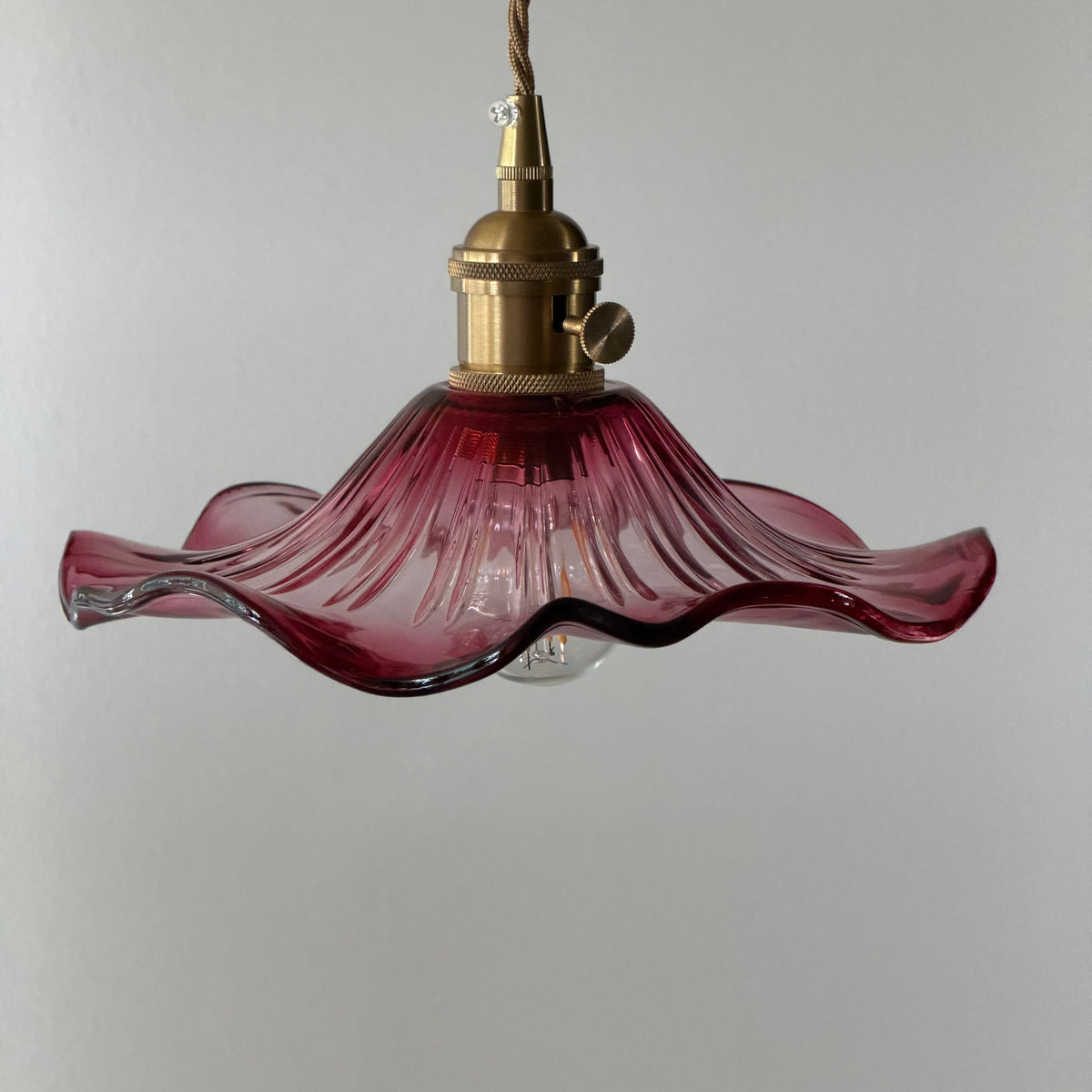 HIBISKUS 22 Pendellampa Rosa – Taklampa i glas