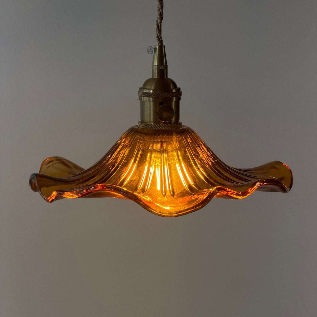 HIBISKUS 22 Pendellampa Brun – Taklampa i glas