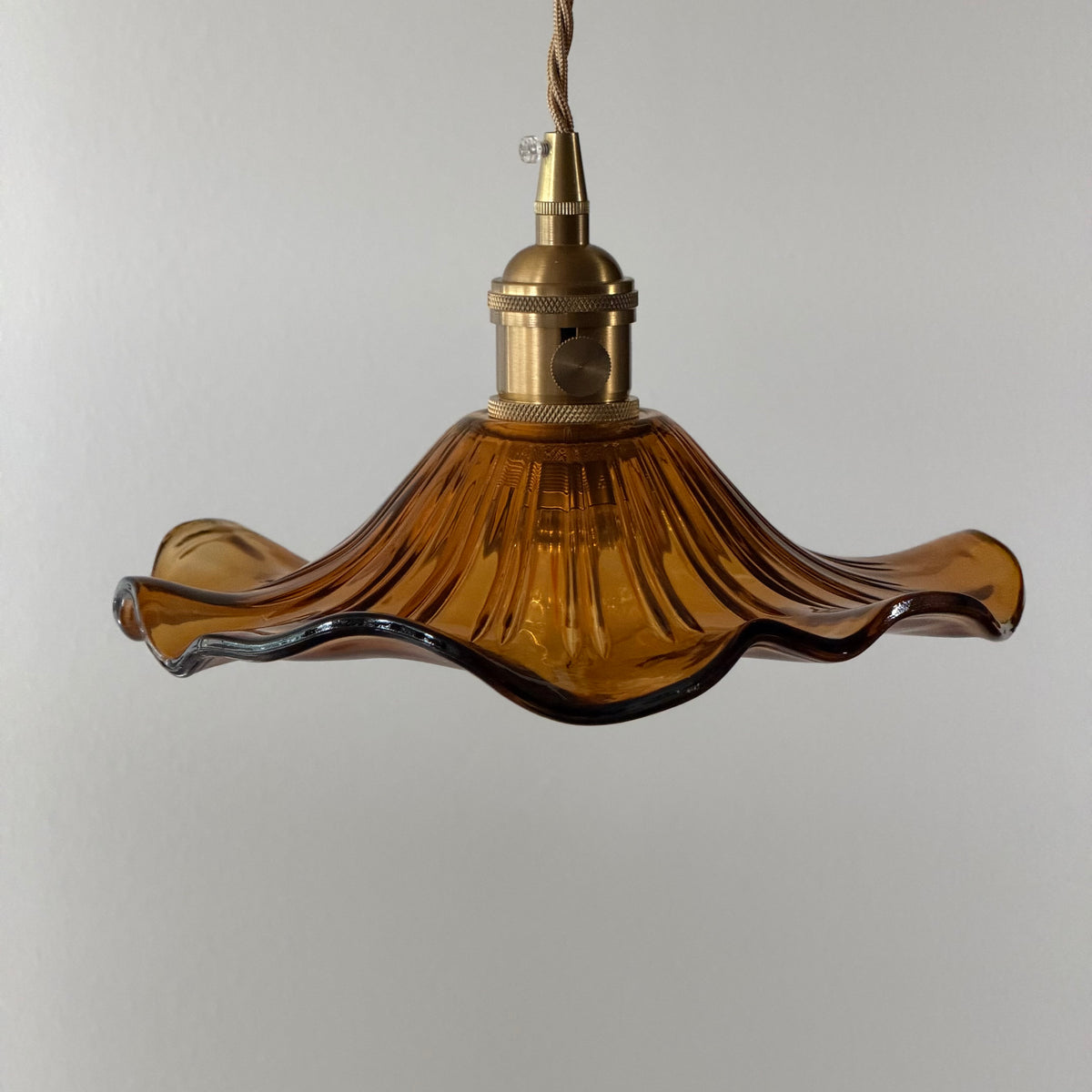 HIBISKUS 22 Pendellampa Brun – Taklampa i glas