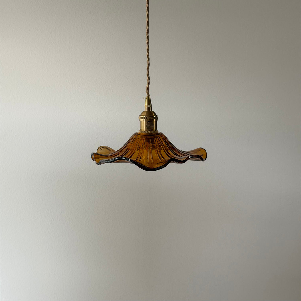 HIBISKUS 22 Pendellampa Brun – Taklampa i glas
