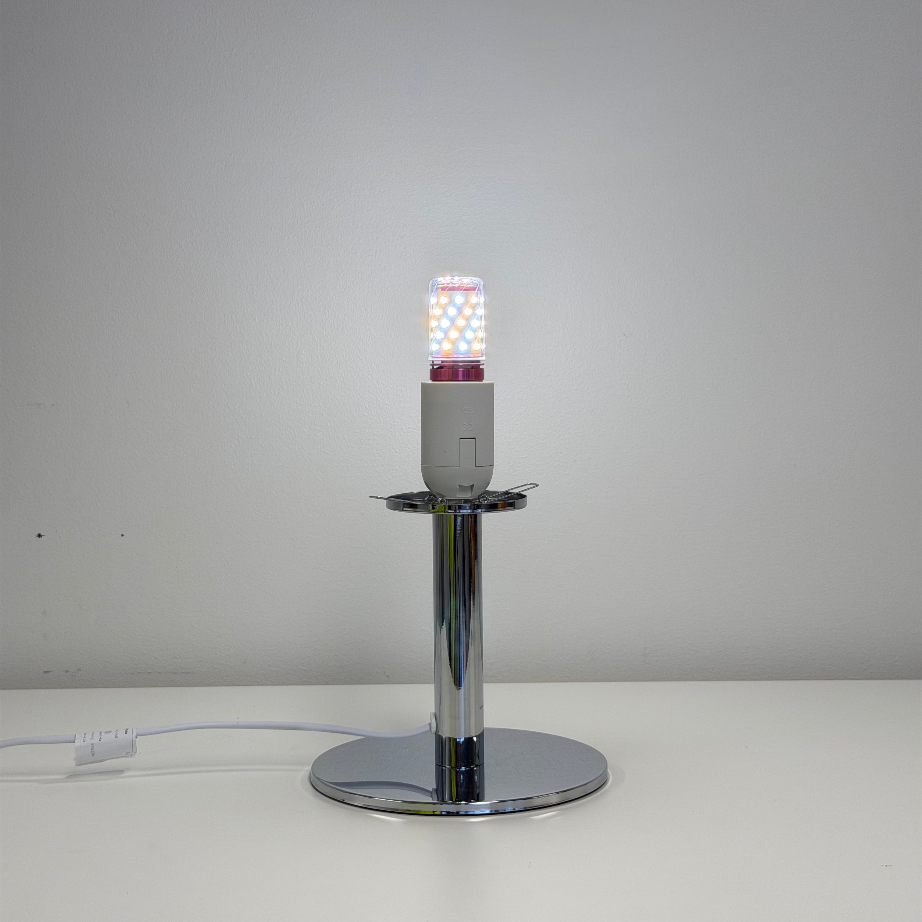 PYRAMID bordslampa Vit – Bauhaus opalglas & krom