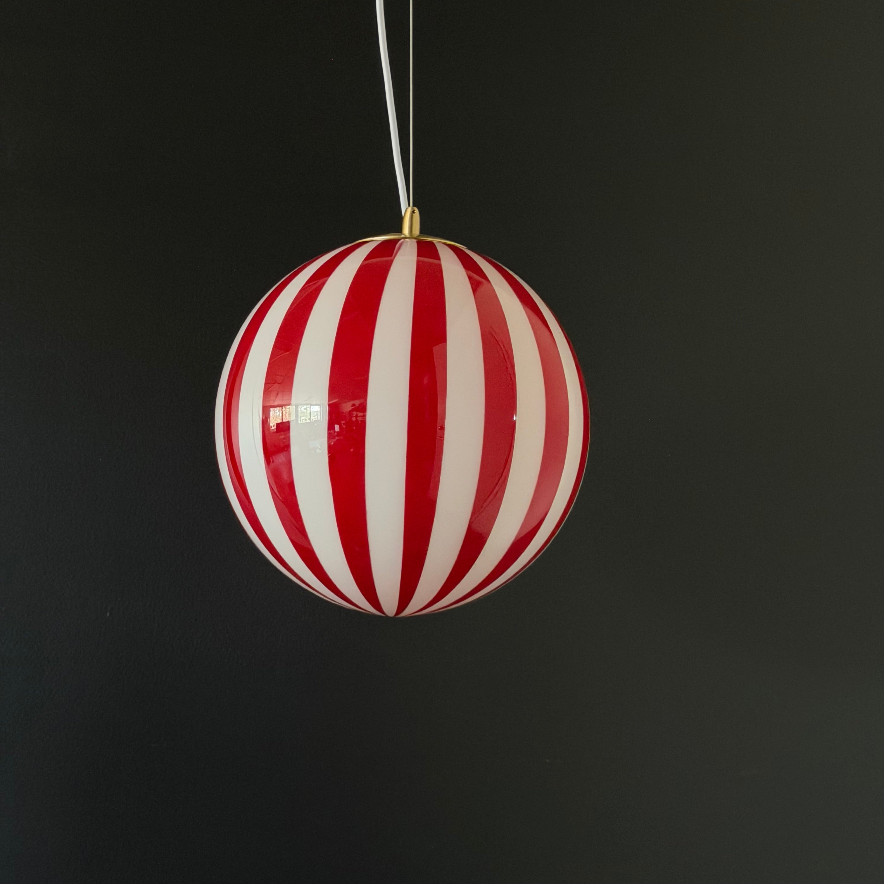 MURANO pendellampa Röd – Randigt glas & mässing